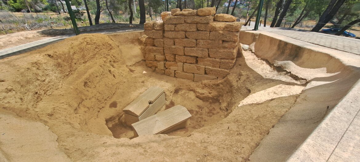 20240728_130655 τύμβος του Σοφοκλή στην Βαρυπόμπη