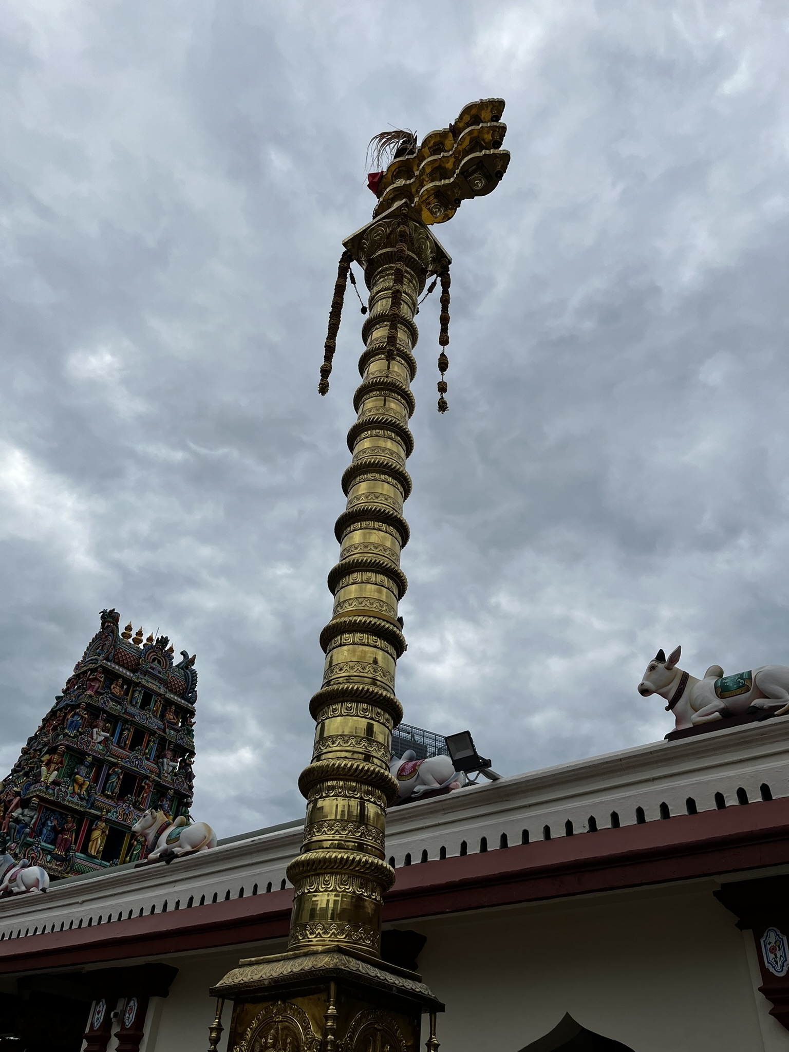 στην αυλή του Sri Mariamman Temple